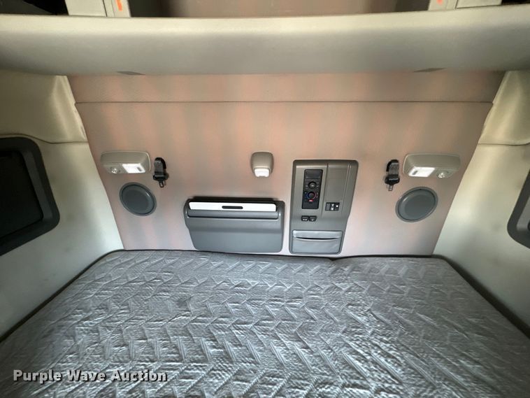 image for item EH5477 2020 Volvo VNL semi truck