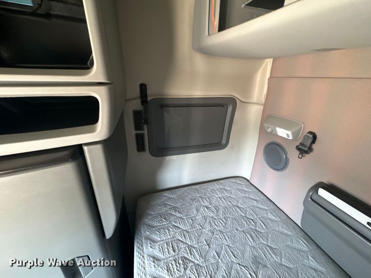 image for item EH5477 2020 Volvo VNL semi truck