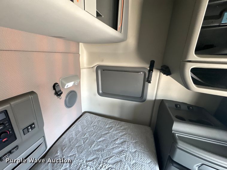 image for item EH5477 2020 Volvo VNL semi truck