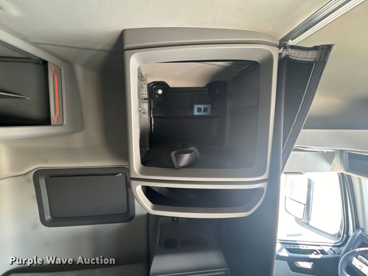 image for item EH5477 2020 Volvo VNL semi truck