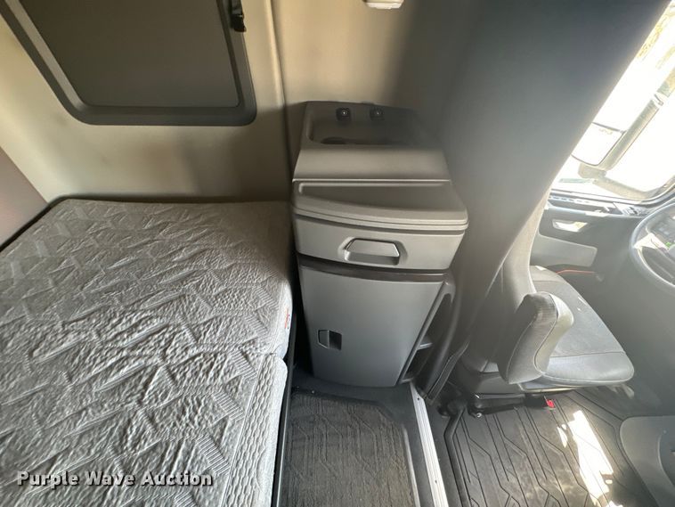 image for item EH5477 2020 Volvo VNL semi truck