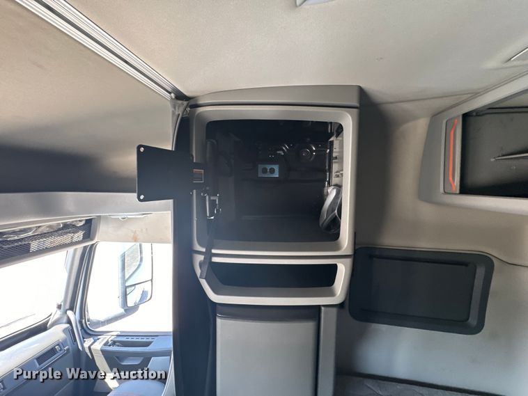 image for item EH5477 2020 Volvo VNL semi truck