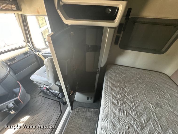 image for item EH5477 2020 Volvo VNL semi truck