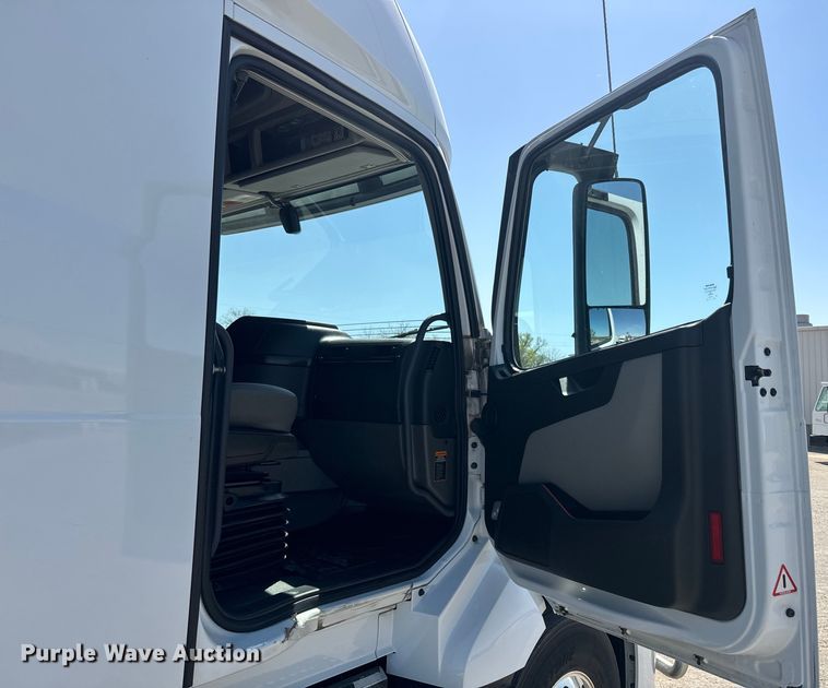 image for item EH5477 2020 Volvo VNL semi truck