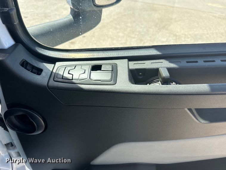 image for item EH5477 2020 Volvo VNL semi truck