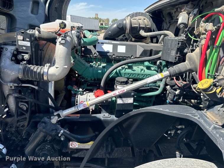 image for item EH5477 2020 Volvo VNL semi truck