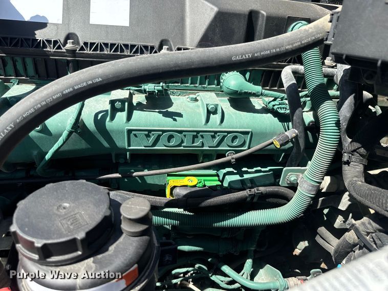 image for item EH5477 2020 Volvo VNL semi truck