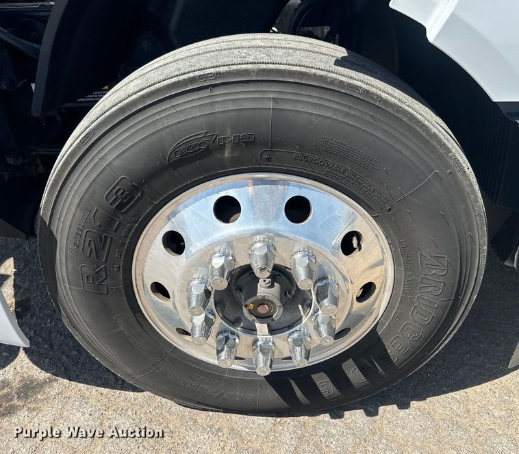 image for item EH5477 2020 Volvo VNL semi truck