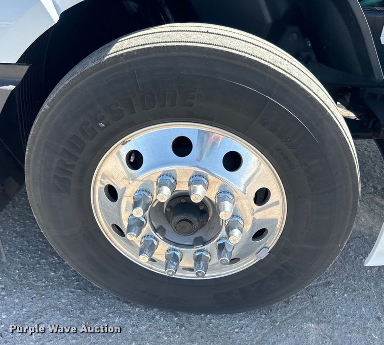 image for item EH5477 2020 Volvo VNL semi truck