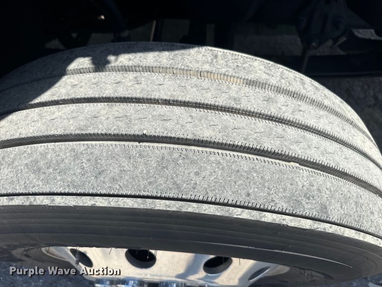 image for item EH5477 2020 Volvo VNL semi truck