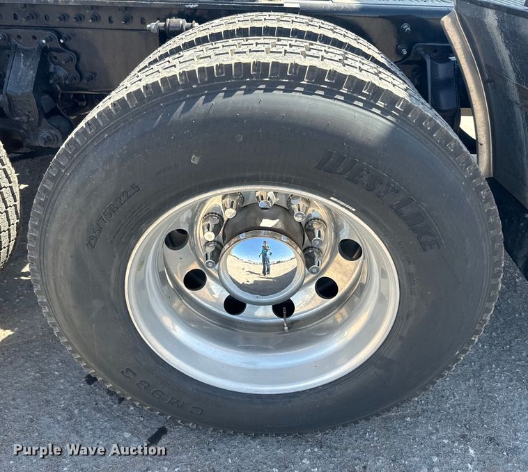 image for item EH5477 2020 Volvo VNL semi truck