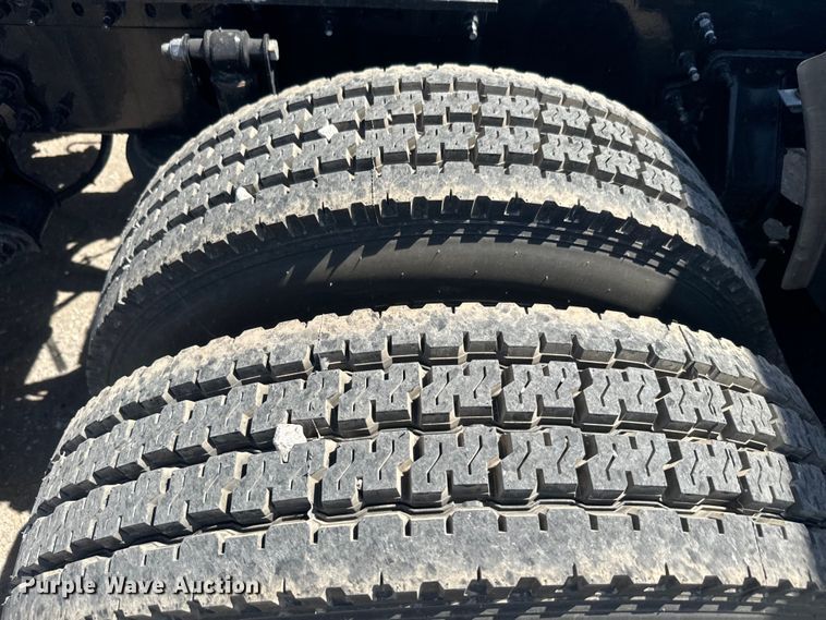 image for item EH5477 2020 Volvo VNL semi truck