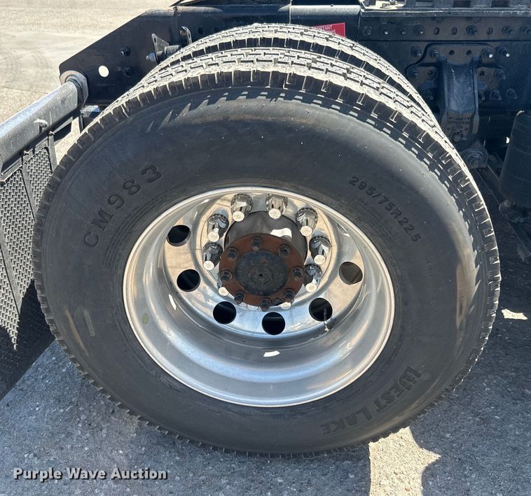 image for item EH5477 2020 Volvo VNL semi truck