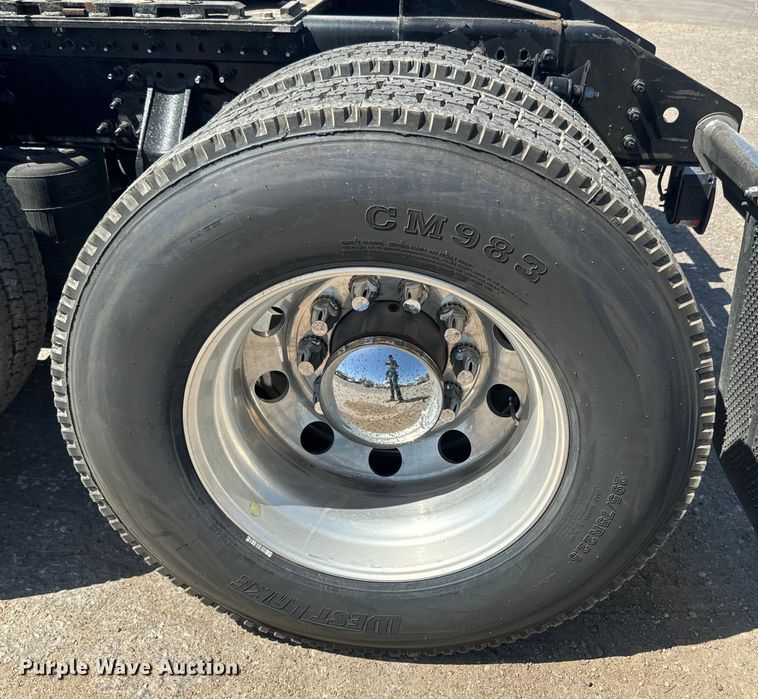 image for item EH5477 2020 Volvo VNL semi truck