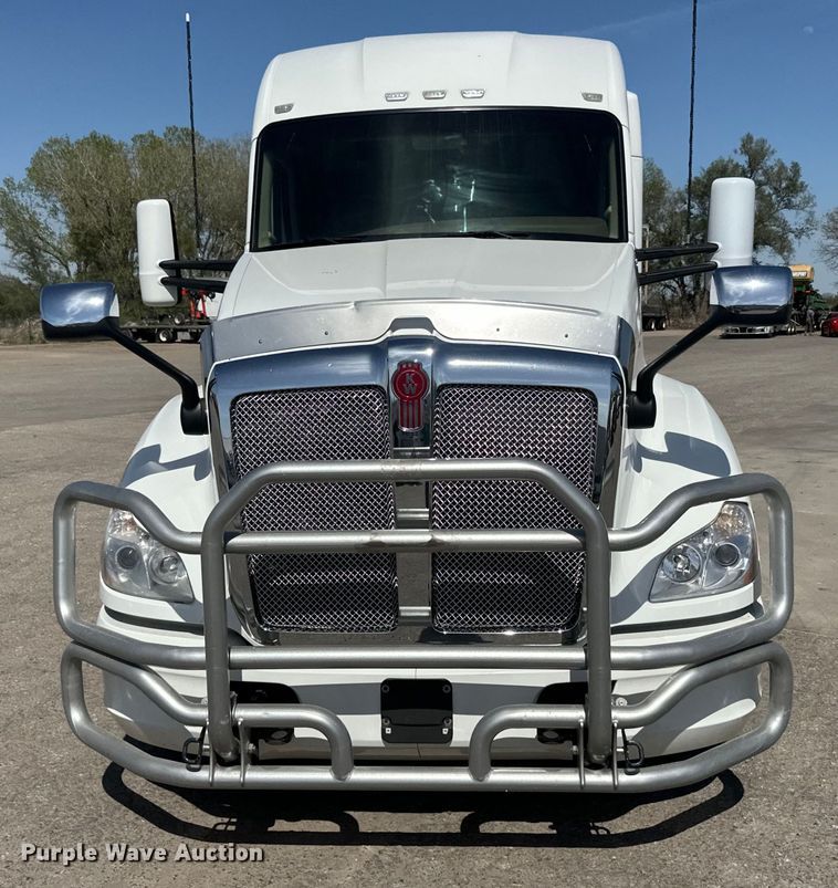 image for item EH5478 2019 Kenworth  T680 semi truck