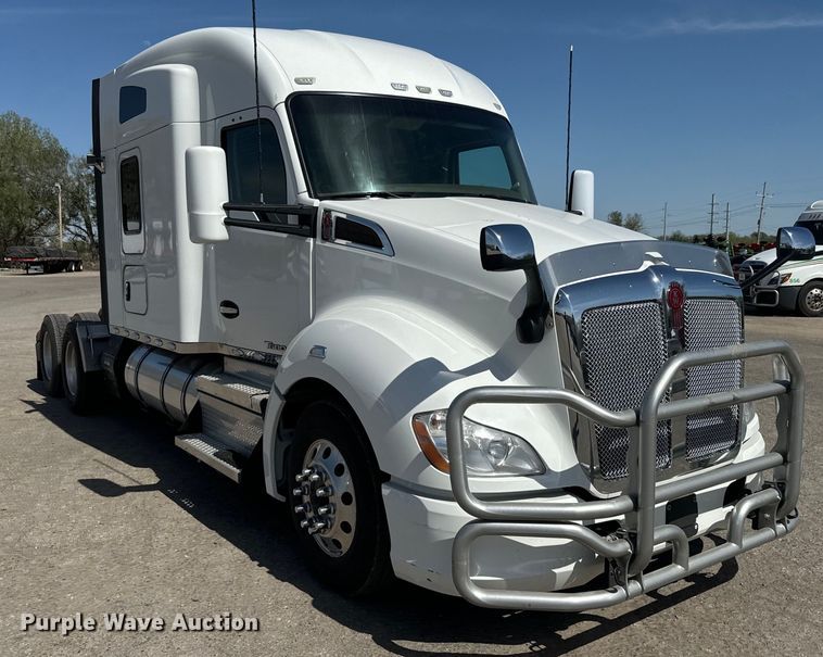 image for item EH5478 2019 Kenworth  T680 semi truck