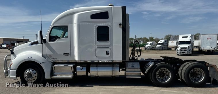 image for item EH5478 2019 Kenworth  T680 semi truck