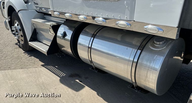 image for item EH5478 2019 Kenworth  T680 semi truck