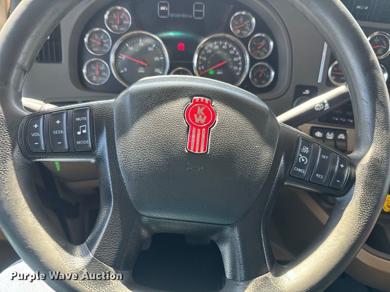 image for item EH5478 2019 Kenworth  T680 semi truck