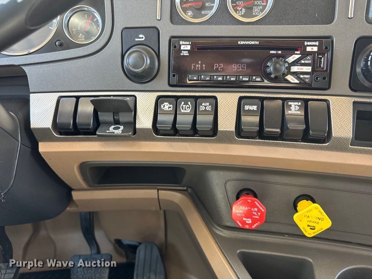 image for item EH5478 2019 Kenworth  T680 semi truck