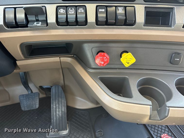 image for item EH5478 2019 Kenworth  T680 semi truck