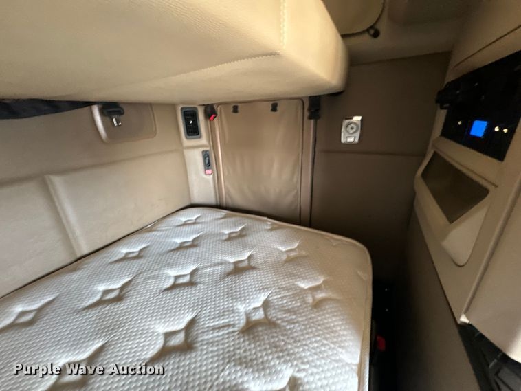 image for item EH5478 2019 Kenworth  T680 semi truck