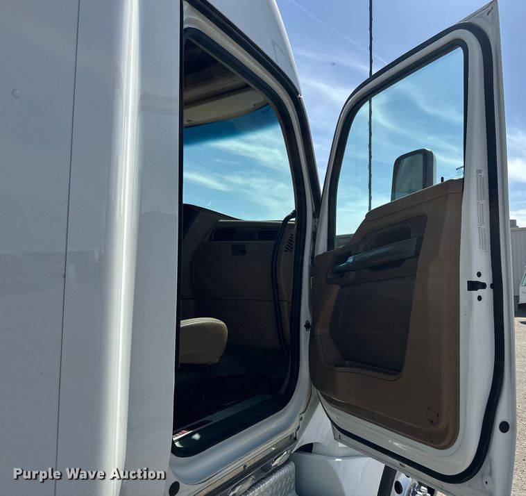 image for item EH5478 2019 Kenworth  T680 semi truck