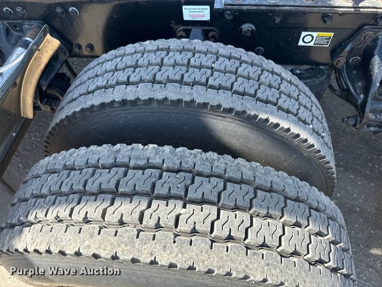 image for item EH5478 2019 Kenworth  T680 semi truck