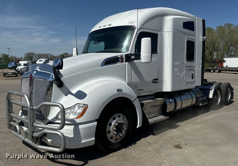 image for item EH5479 2019 Kenworth T680 semi truck
