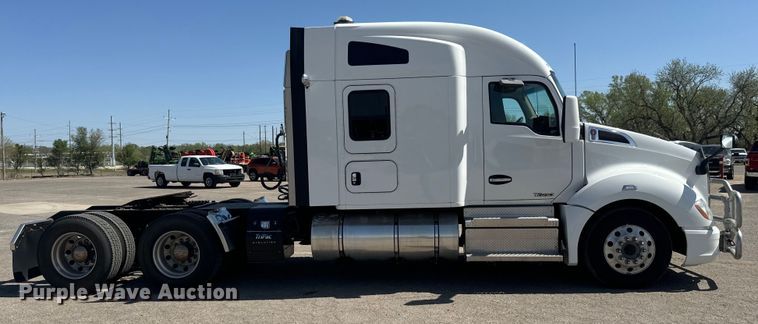 image for item EH5479 2019 Kenworth T680 semi truck
