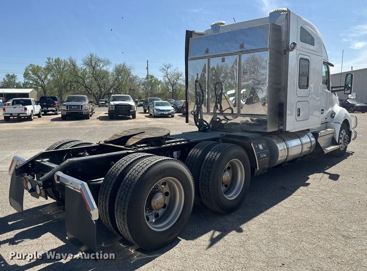 image for item EH5479 2019 Kenworth T680 semi truck