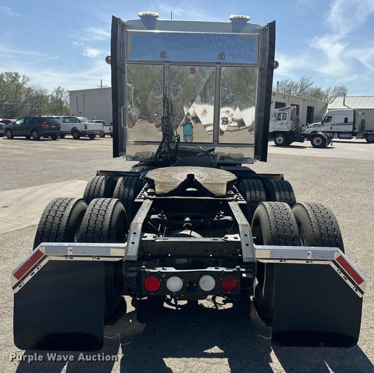 image for item EH5479 2019 Kenworth T680 semi truck
