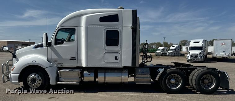 image for item EH5479 2019 Kenworth T680 semi truck