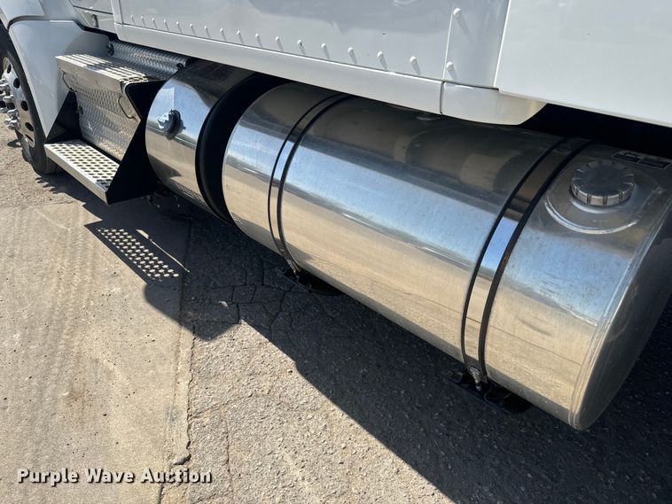 image for item EH5479 2019 Kenworth T680 semi truck