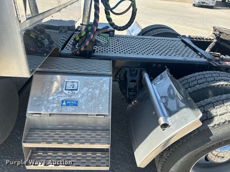 image for item EH5479 2019 Kenworth T680 semi truck