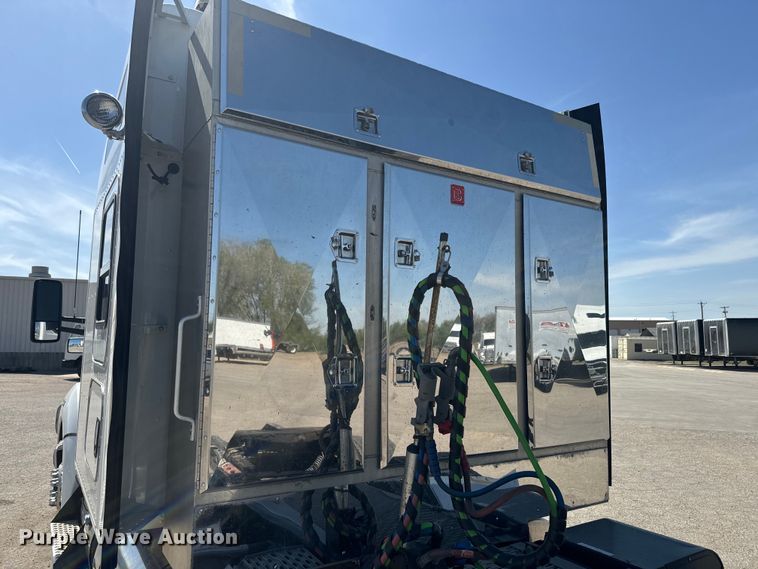 image for item EH5479 2019 Kenworth T680 semi truck