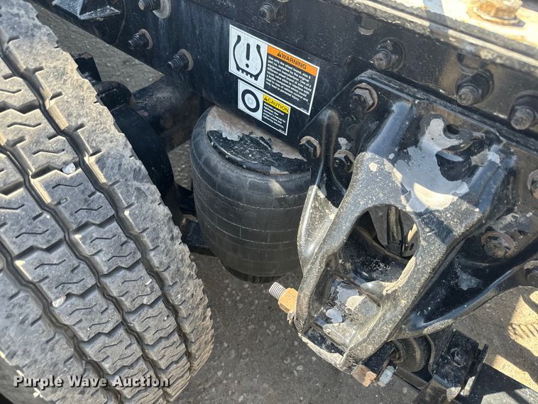 image for item EH5479 2019 Kenworth T680 semi truck