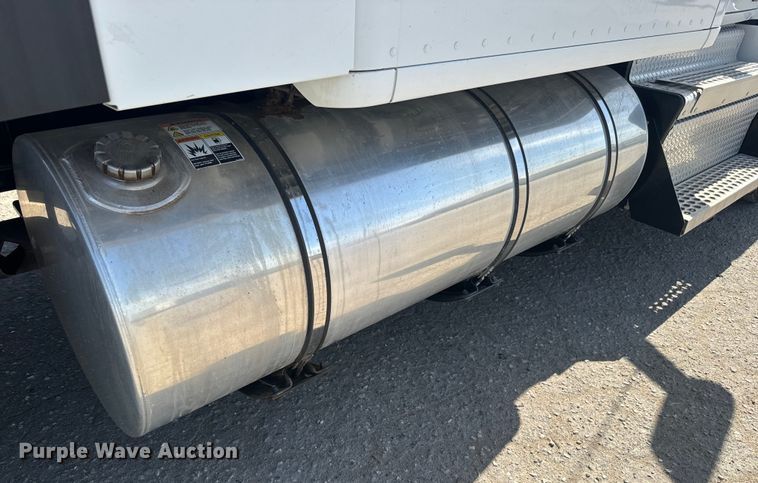 image for item EH5479 2019 Kenworth T680 semi truck