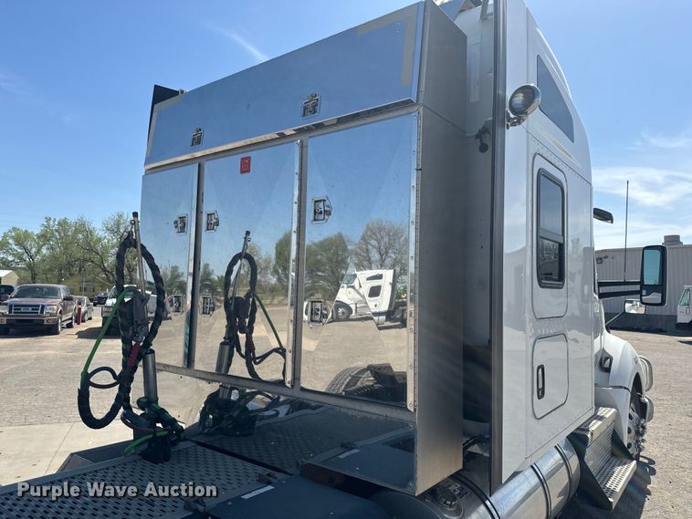 image for item EH5479 2019 Kenworth T680 semi truck