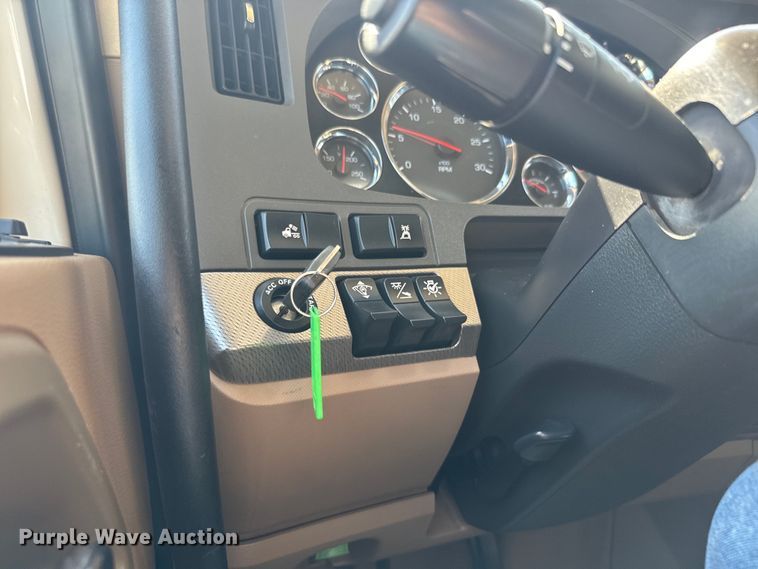 image for item EH5479 2019 Kenworth T680 semi truck