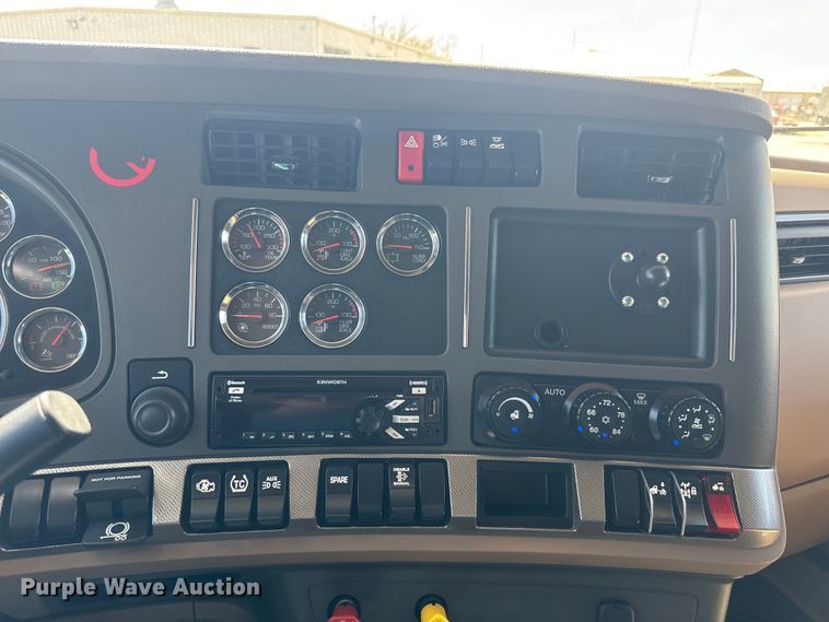 image for item EH5479 2019 Kenworth T680 semi truck