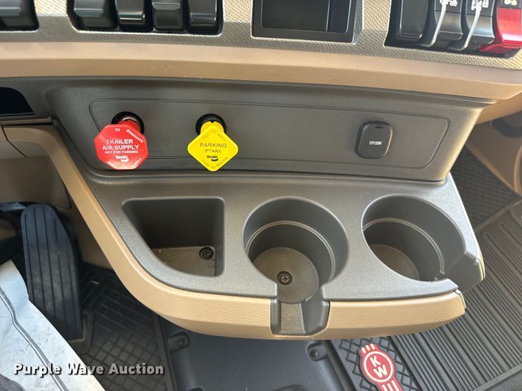 image for item EH5479 2019 Kenworth T680 semi truck