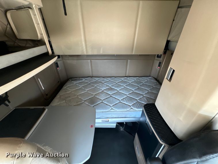 image for item EH5479 2019 Kenworth T680 semi truck