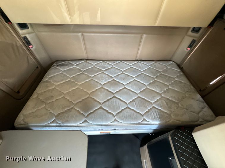 image for item EH5479 2019 Kenworth T680 semi truck