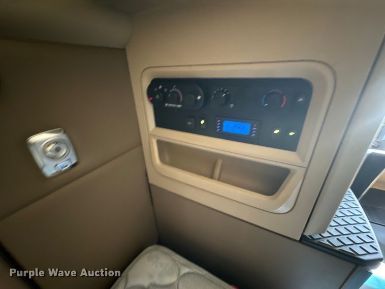 image for item EH5479 2019 Kenworth T680 semi truck