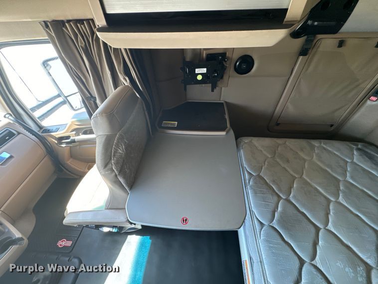 image for item EH5479 2019 Kenworth T680 semi truck