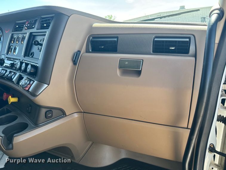 image for item EH5479 2019 Kenworth T680 semi truck