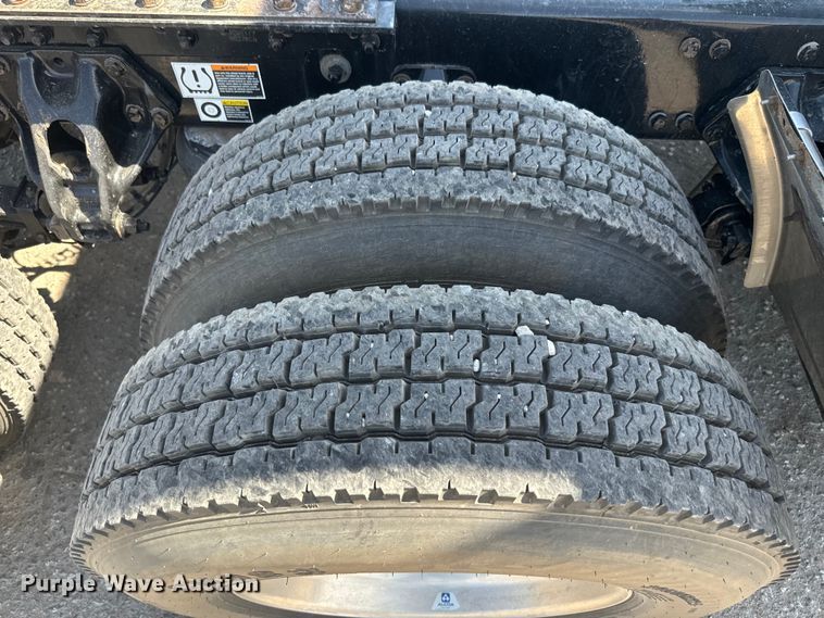 image for item EH5479 2019 Kenworth T680 semi truck