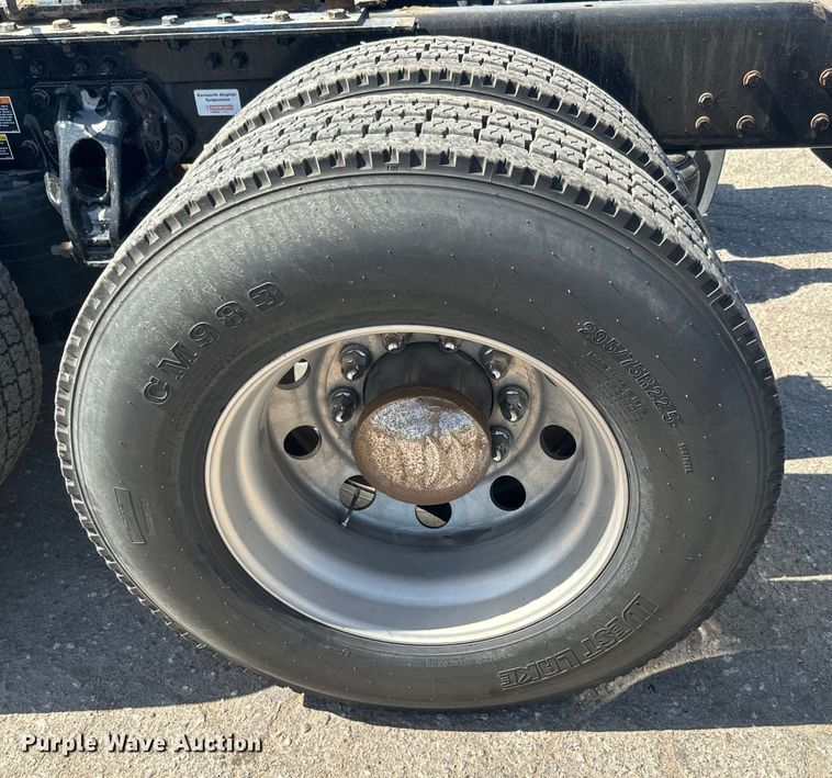 image for item EH5479 2019 Kenworth T680 semi truck