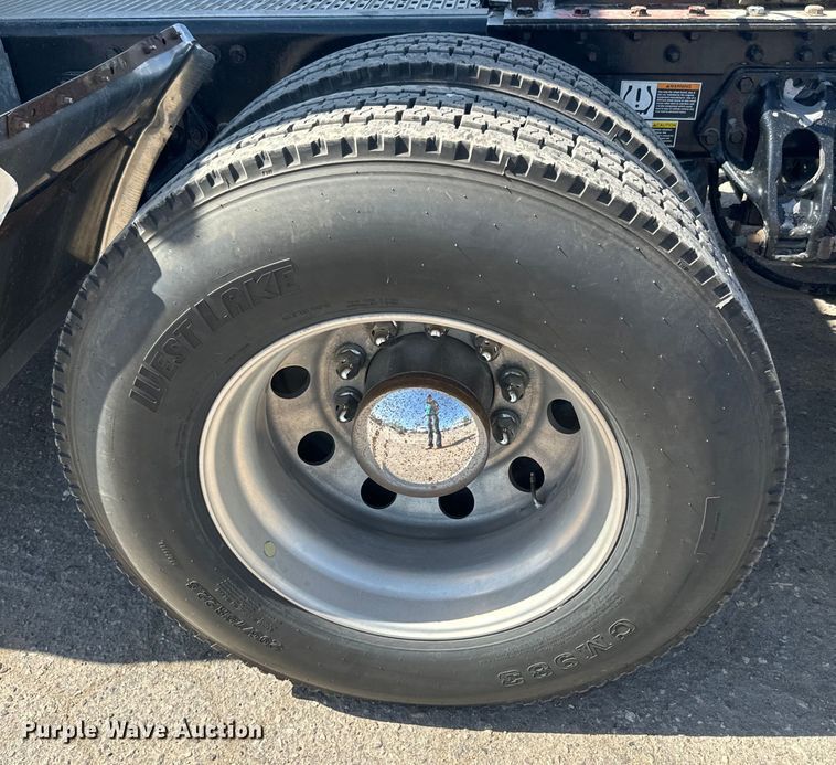 image for item EH5479 2019 Kenworth T680 semi truck